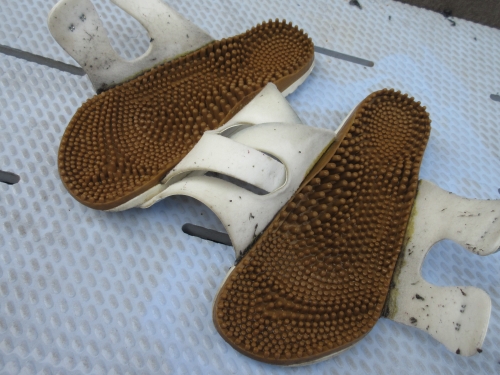 Dust removal of sandals (3)