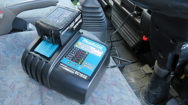 マキタのバッテリをクルマで充電できる車載充電器DC18SE レビュー 